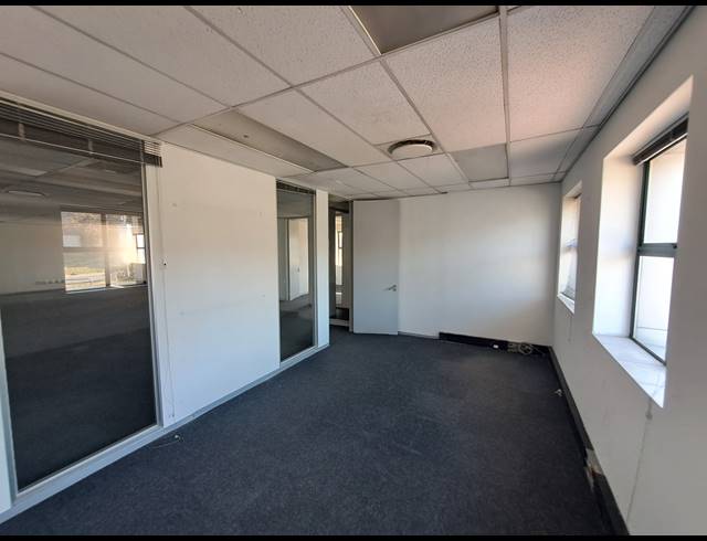 281M² OFFICE TO LET IN HYDE PARK